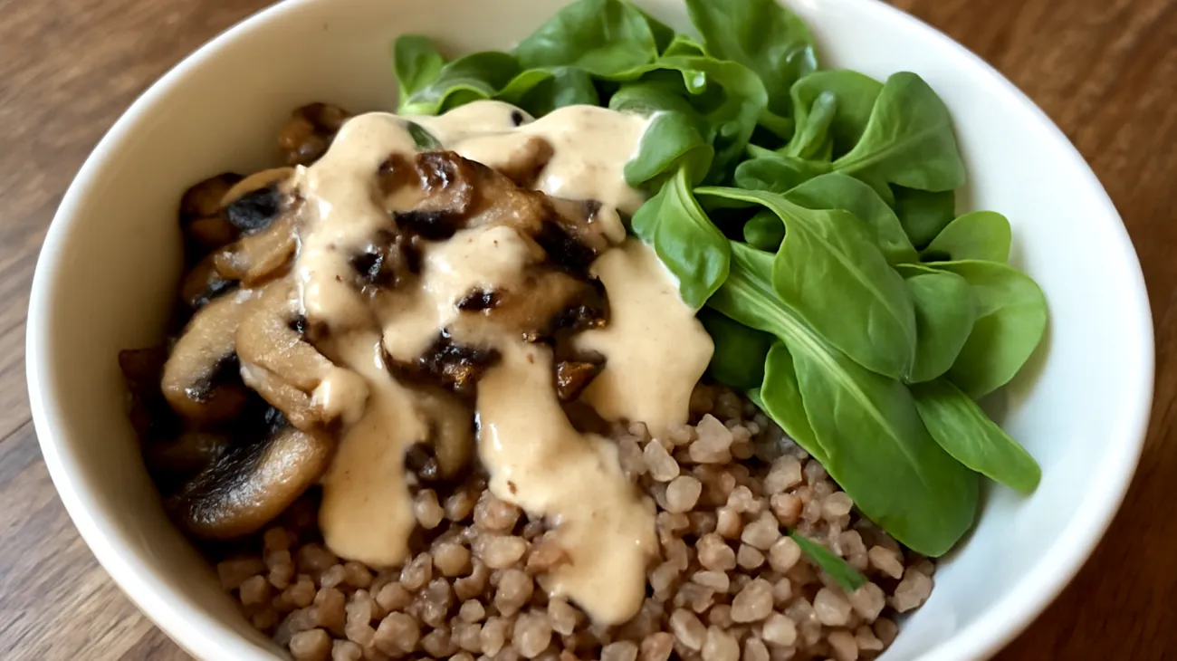 Buchweizen-Pilz-Bowl mit Tahini-Dressing"
