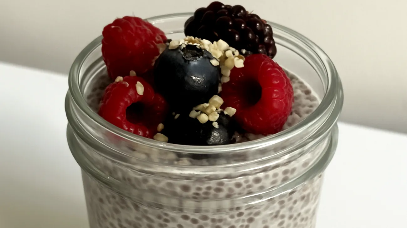 Overnight Chia-Pudding mit Hanfsamen und Beeren"